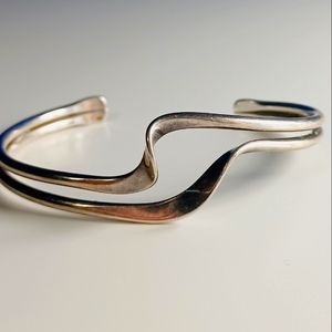 silver wavy accent bracelet